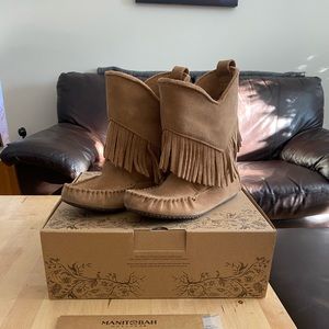 EUC Manitobah Mukluks Women’s Tan Suede Okotoks  Size 8US